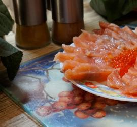 Domácí solený růžový losos: chutná, jednoduchá, rychlá příprava