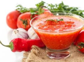 Adjika na zimu, jednoduché recepty z rajčat s česnekem a pepřem